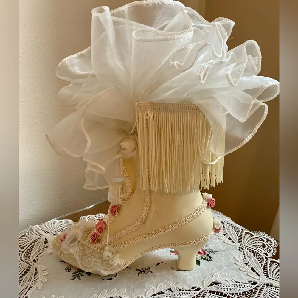 DARLING VICTORIAN BOOT DECOR PIECE. RIBBONS, LACE, PINK ROSES & FRINGE. SWEET💞 - Picture 1 of 10